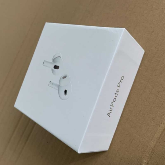 Brand new Apple earphones 2nd generation & wireless charging case - Picture 4 of 9